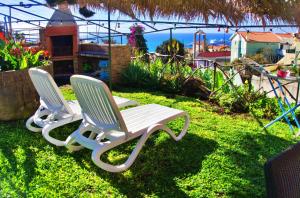 duas cadeiras sentadas na relva num quintal em Villa Catanho no Funchal