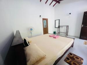 Postel nebo postele na pokoji v ubytování Harini Villa