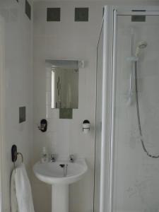 A bathroom at Fern Villa B&B