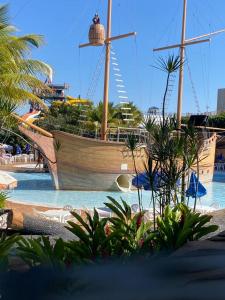 a pirate ship in a pool with a slide at SPAZZIO DI ROMA INCLUSO ACQUA PARK SPLASH in Caldas Novas