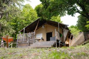 Casa pequeña con porche y porche en Glamping Siena, en Siena