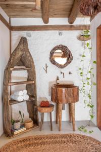 een badkamer met een houten tafel en een wastafel bij Casa das Conchas Caraiva in Caraíva