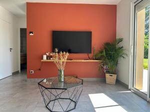 En tv och/eller ett underhållningssystem på Villa Sarlat ,piscine/jacuzzi