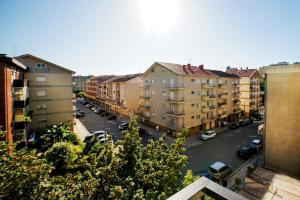 vista su una strada della città con edifici di Casa da Avó Toninha a Braga