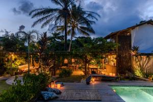 a villa with a swimming pool at night at Casa das Conchas Caraiva in Caraíva