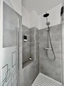 eine Dusche mit Glastür im Bad in der Unterkunft GUSTAVE - Charming Eiffel Tower Appartement - in Paris