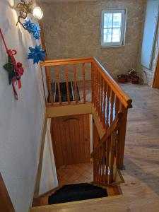 escalera de madera en una habitación con escalera en Ferienhaus 3 Eulen en Kurort Altenberg