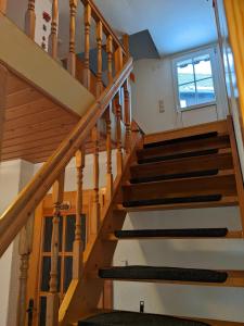 una escalera en una casa con escaleras de madera en Ferienhaus 3 Eulen en Kurort Altenberg