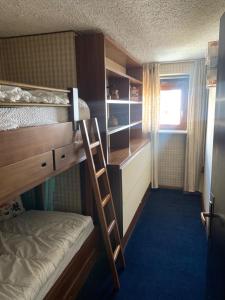 - une chambre avec 2 lits superposés et une échelle dans l'établissement Appartamento BREUIL CERVINIA, à Breuil-Cervinia
