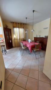 een eetkamer met een rode tafel en stoelen bij Casa vacanze Andrea in Cattolica