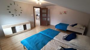 um quarto com 2 camas e um espelho em Apartament "Na szlaku" em Ostrowo