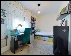 een slaapkamer met een bureau, een bed, een bureau en een stoel bij Apartamento con piscina y cerca de la playa in Benicàssim