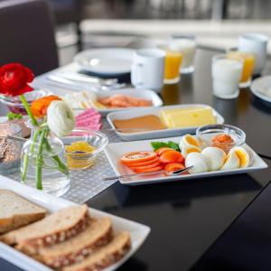 einen Tisch mit Teller mit Lebensmitteln auf einem Tisch in der Unterkunft Sjøholt Sommerhotell in Ørskog