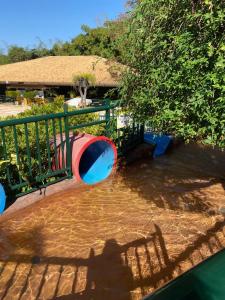 una piscina de agua junto a una valla verde en SPAZZIO DI ROMA INCLUSO ACQUA PARK SPLASH, en Caldas Novas