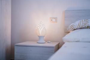 モノーポリにあるPalestro49 Holiday Houseのベッド横の夜間用の白いランプ