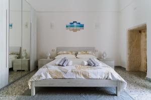 モノーポリにあるPalestro49 Holiday Houseのベッドルーム(大型ベッド1台、鏡付)