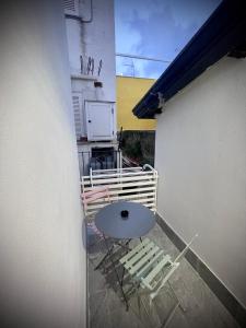 een balkon met een tafel en stoelen in een gebouw bij gler_house in Ischia