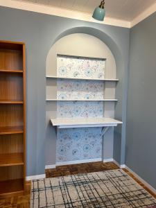 a room with blue walls and white shelves at Roggendorf 2, zentrumnah und voll ausgestattet in Mechernich