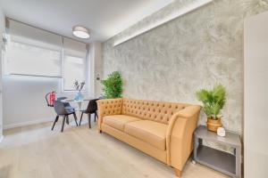 sala de estar con sofá y mesa en Apartamento Pamplona Prime by Clabao, en Pamplona