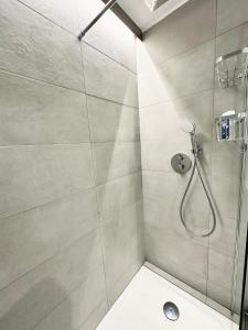 een badkamer met een douche en een toilet bij T2 refait à neuf – À 2 pas du bourg et des plages in Larmor-Plage