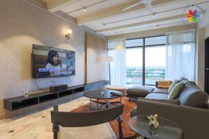 een woonkamer met een bank en een tv bij KL Townhouse Villa by LilyandLoft in Kuala Lumpur