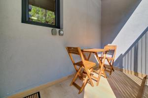 una mesa y 2 sillas sentadas en un balcón en Apartamento Pamplona Prime by Clabao, en Pamplona