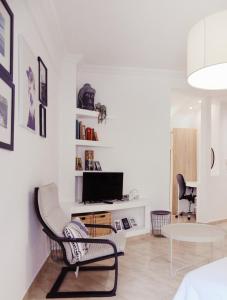 Anastasia في سلانيك: غرفة معيشة بيضاء مع كرسي وطاولة