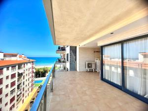 an apartment balcony with a view of the ocean at Apartamentos Boutique Terrazas in Oropesa del Mar