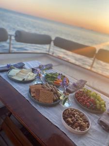 Comida en el barco o alrededores