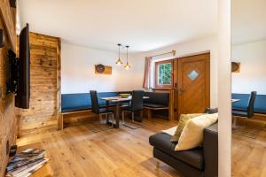 Posezení v ubytování Wegscheiderhof Apt Gartenwohnung