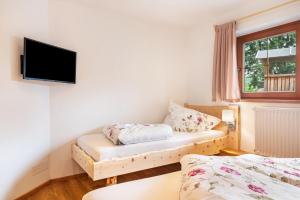Postel nebo postele na pokoji v ubytování Wegscheiderhof Apt Gartenwohnung
