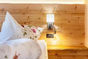 Postel nebo postele na pokoji v ubytování Wegscheiderhof Apt Gartenwohnung