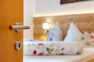 Postel nebo postele na pokoji v ubytování Wegscheiderhof Apt Gartenwohnung