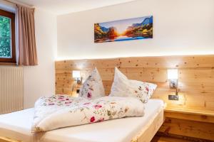 Postel nebo postele na pokoji v ubytování Wegscheiderhof Apt Gartenwohnung