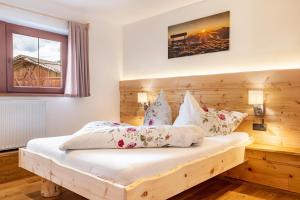 Postel nebo postele na pokoji v ubytování Wegscheiderhof Apt Gartenwohnung
