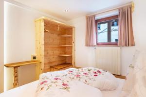 Postel nebo postele na pokoji v ubytování Wegscheiderhof Apt Gartenwohnung