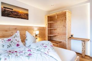 Postel nebo postele na pokoji v ubytování Wegscheiderhof Apt Gartenwohnung