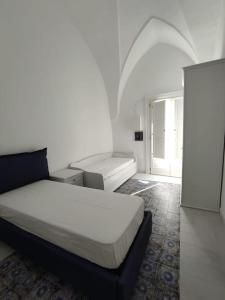 a white room with a bed and a couch at Dimora Collina 2 in Sannicola