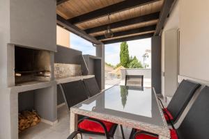 マリンスカにあるVilla Ivka - 100 m do plaže uvala Soline - KRKのキッチン(テーブル、暖炉付)