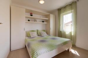 マリンスカにあるVilla Ivka - 100 m do plaže uvala Soline - KRKのベッドと窓のある寝室 +16枚の写真