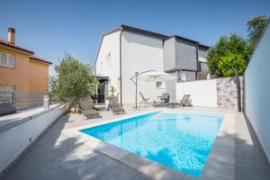 マリンスカにあるVilla Ivka - 100 m do plaže uvala Soline - KRKの家の裏庭にあるプール