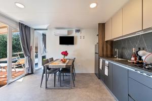 A kitchen or kitchenette at Casa Mobile Est Garda