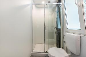 A bathroom at Casa Mobile Est Garda Még 16 kép