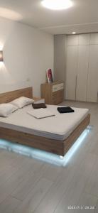 ein Schlafzimmer mit einem großen Bett in einem Zimmer in der Unterkunft Смарт квартира на победе in Dnipro