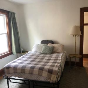 羅切斯特的住宿－Seabreeze Three Bedroom Home，一间卧室配有一张带 ⁇ 子毯子的床