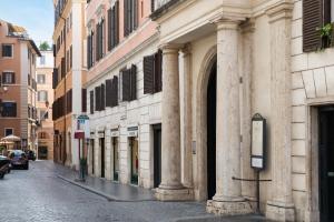 un edificio con colonne sul lato di una strada di Borghese Contemporary Hotel a Roma