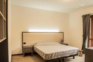 - une chambre avec un lit dans l'établissement Appartamenti Edolo, à Edolo