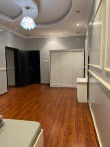 an empty room with wood floors and a ceiling at غرفتين نوم ومجلس في ابها بالقرب من Lavanda Park in Abha