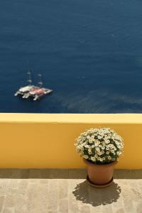 Fotografie z fotogalerie ubytování Ilivatos - Elegant Villa on the Caldera's Edge v destinaci Oia