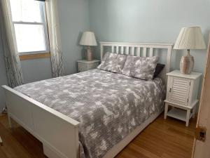 ein Schlafzimmer mit einem Bett mit zwei Nachttischen und zwei Lampen in der Unterkunft Catskill Mountain Retreat in West Kill